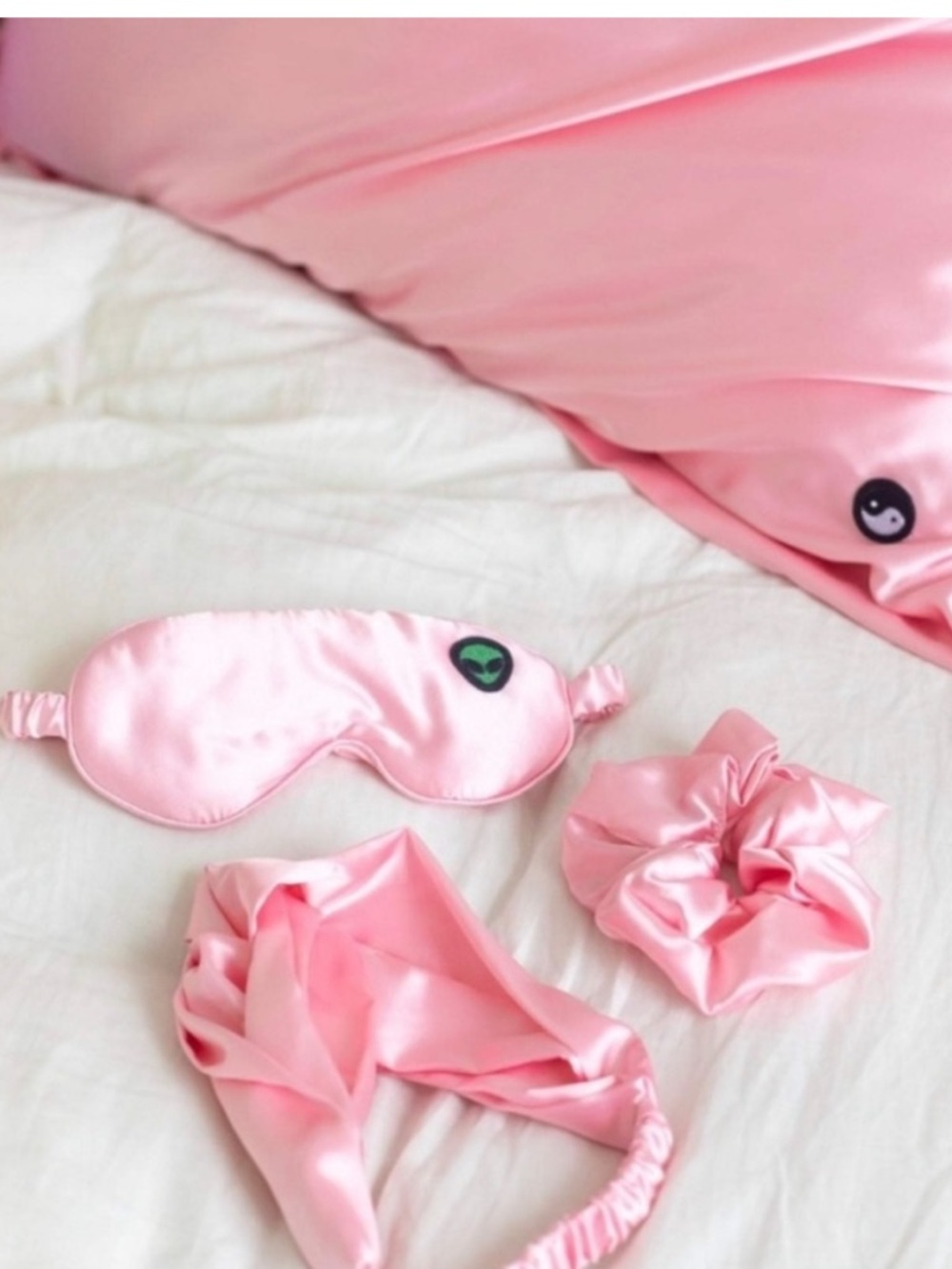 TRULY BEAUTY Bonne Nuit Wrinkle Complete Soft Satin Sleep Set in beautiful Pink